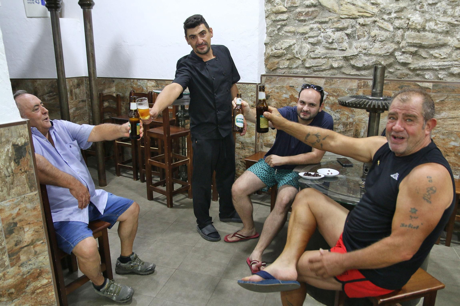 Imágenes de la ruta por bares y tiendas de comercio contra la Almería Vaciada