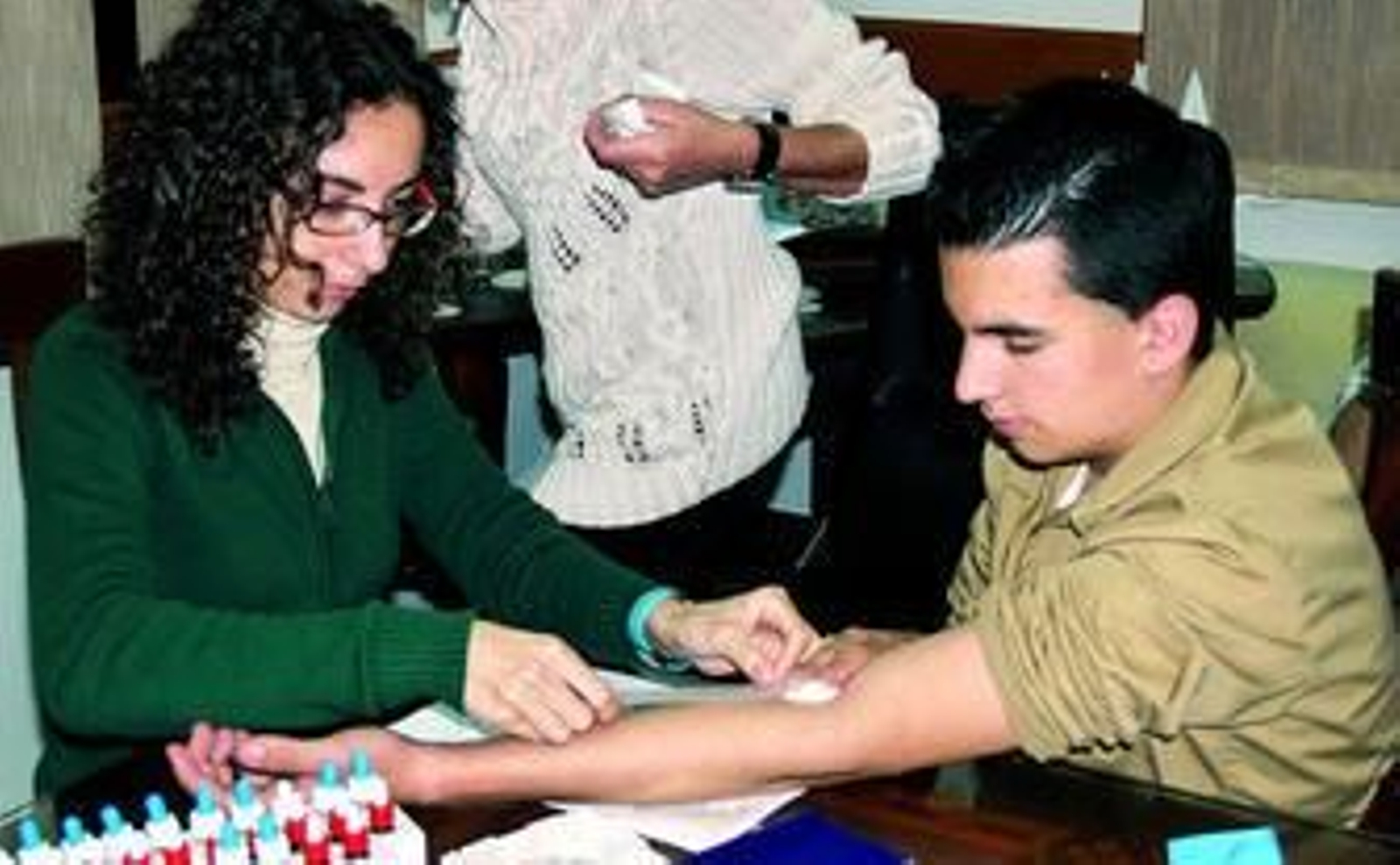 Toma de sangre a uno de los alumnos del Cemer que ha tomado parte en este estudio.