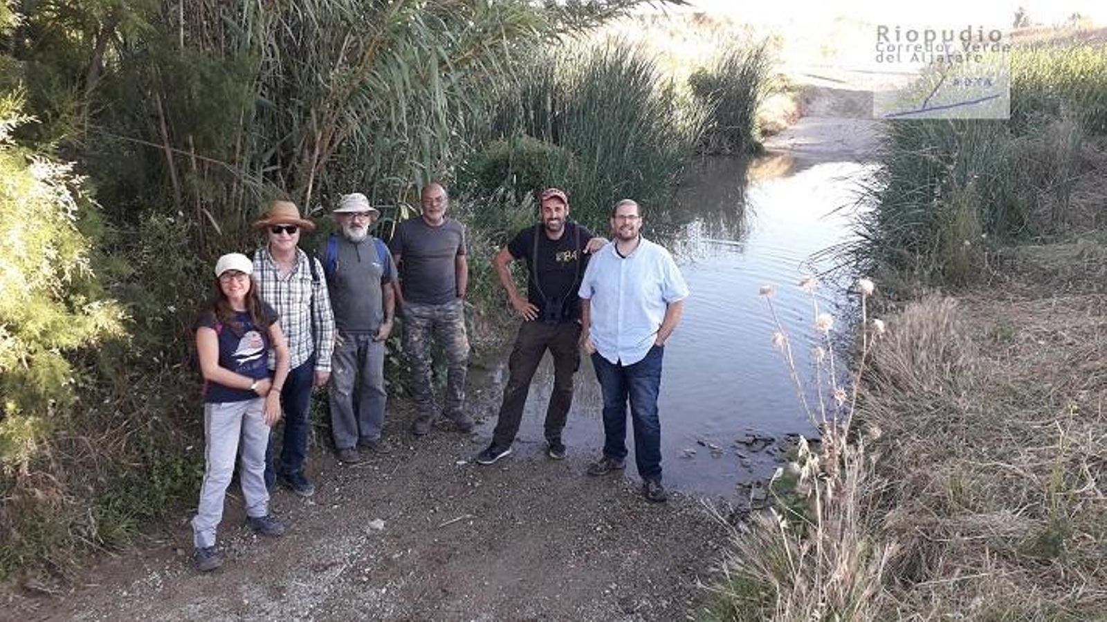 Grupo de participantes que analizan el arroyo del Riopudio a la altura de Coria del Río
