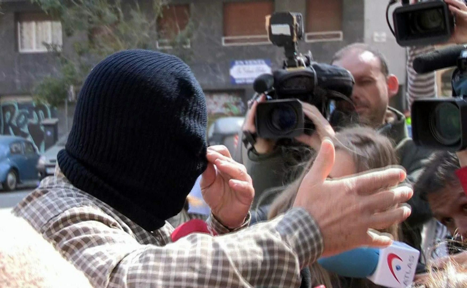El pederasta confeso de los Maristas de Sants, Joaquín Benítez, con el rostro cubierto por un pasamontañas.