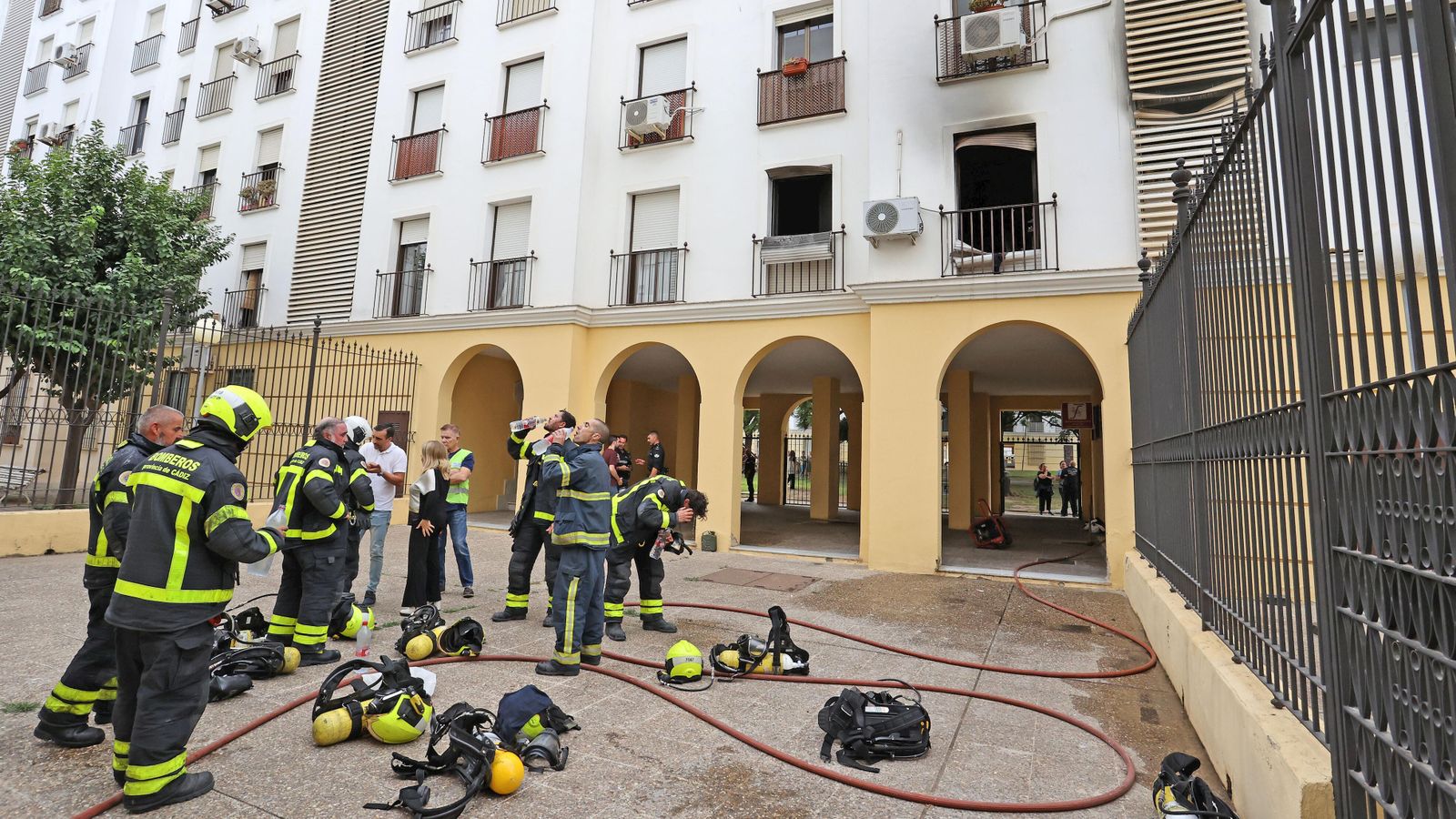 Los bomberos, tras sofocar el incendio en la calle Paúl, en una actuación reciente.