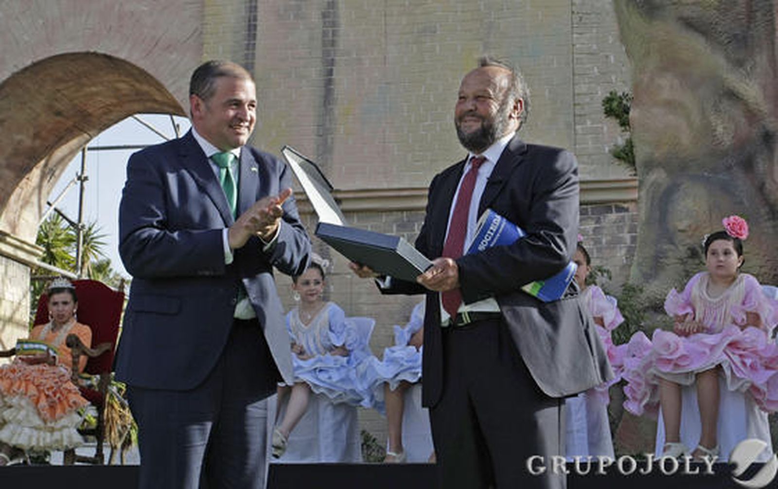 Cristina Barcia y Estefanía del Río, reinas infantil y juvenil respectivamente, fueron coronadas en un imponente escenario que recreaba el Tajo de Ronda.

Foto: Erasmo Fenoy