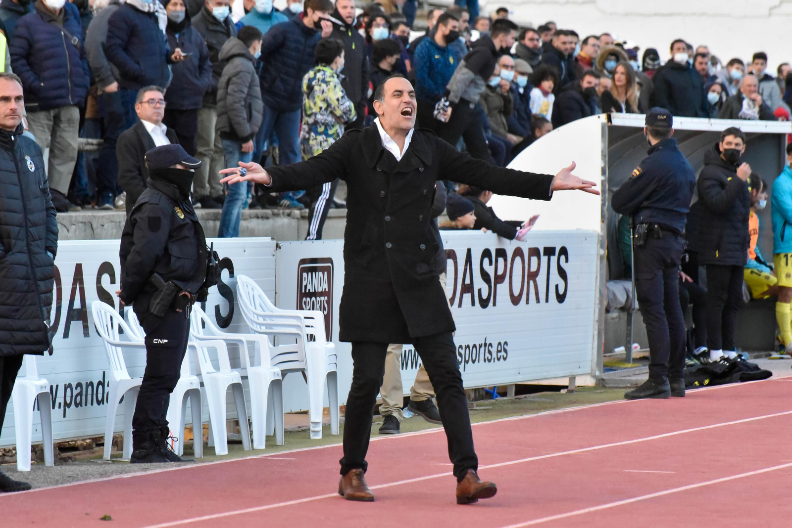 Romerito, con gesto de protesta, en la banda.