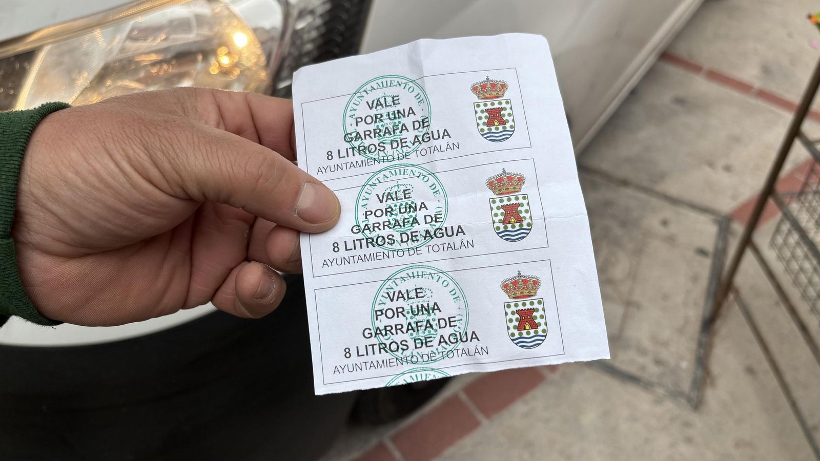 Un ticket que proporciona el Ayuntamiento de Totalán para que los habitantes pueden coger agua potable.