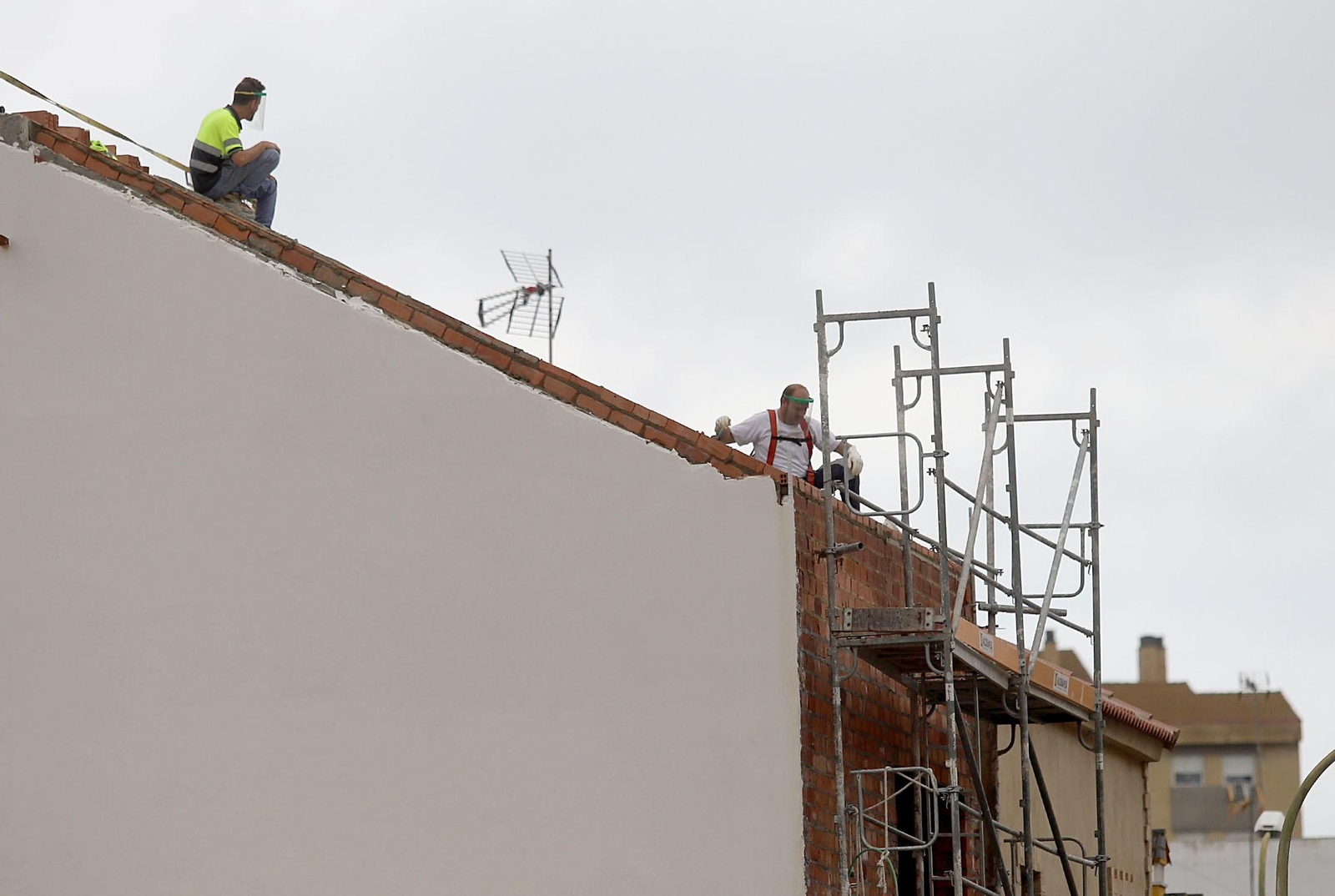 Imágenes de la vuelta al tajo de los trabajadores de obras en Huelva