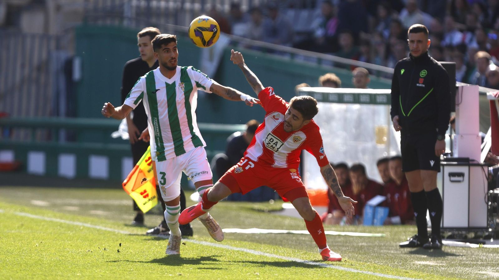 Calderón intenta robar el balón a Pozo en el Córdoba CF - Almería. Calderón intenta robar el balón a Pozo en el Córdoba CF - Almería.