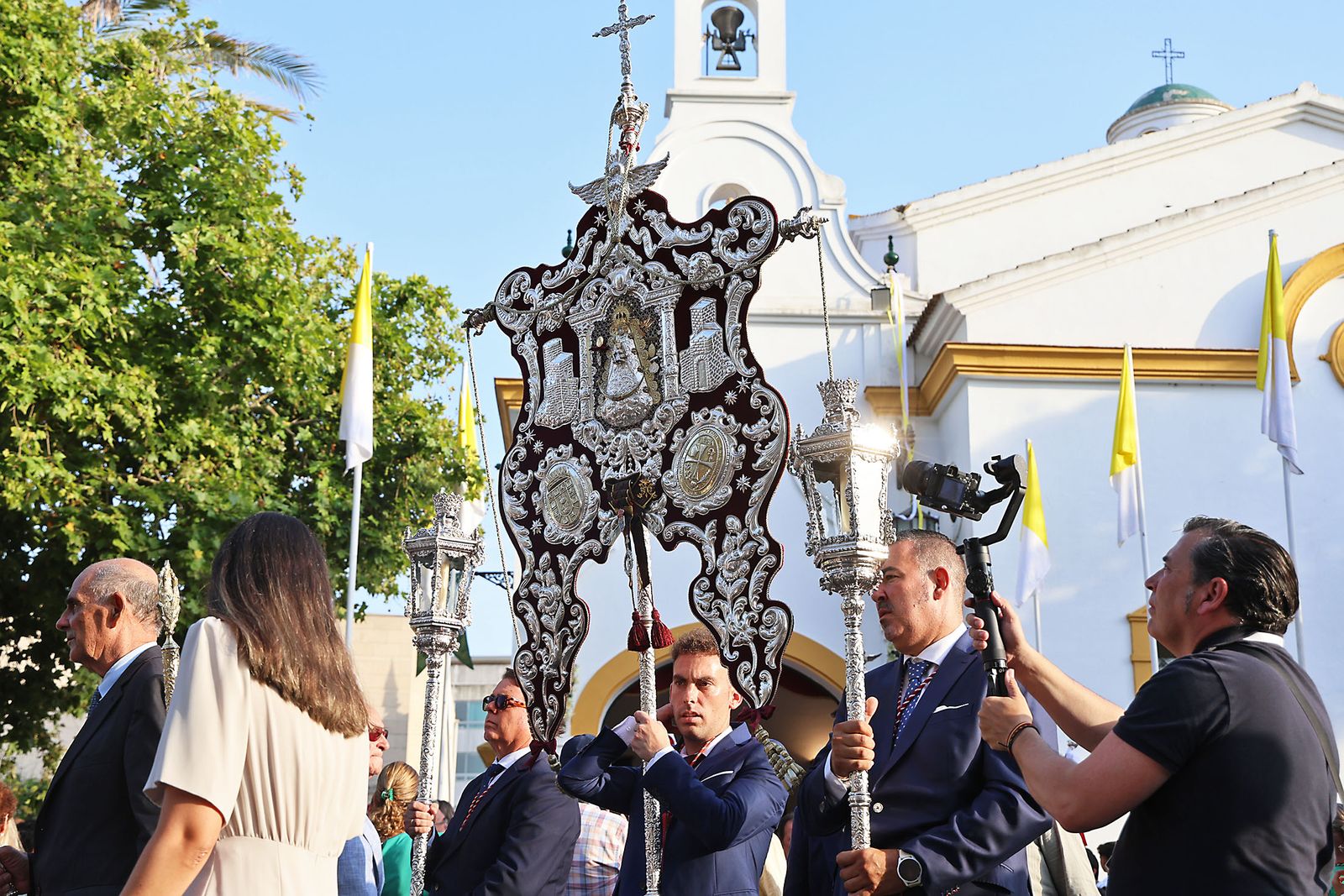 Imágenes del Rosario Jubilar rociero celebrado por las 25 hermandades filiales de la Matriz de Almonte en La Merced