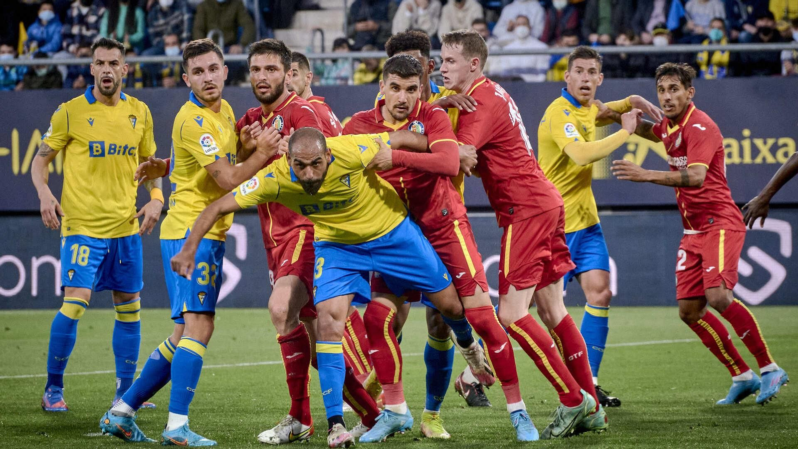 Partido de fútbol entre el Cádiz CF y el Getafe CF.
