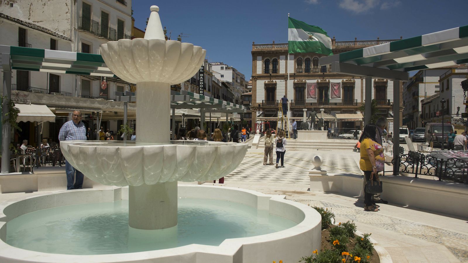 Nueva fuente situada como elemento principal de la plaza