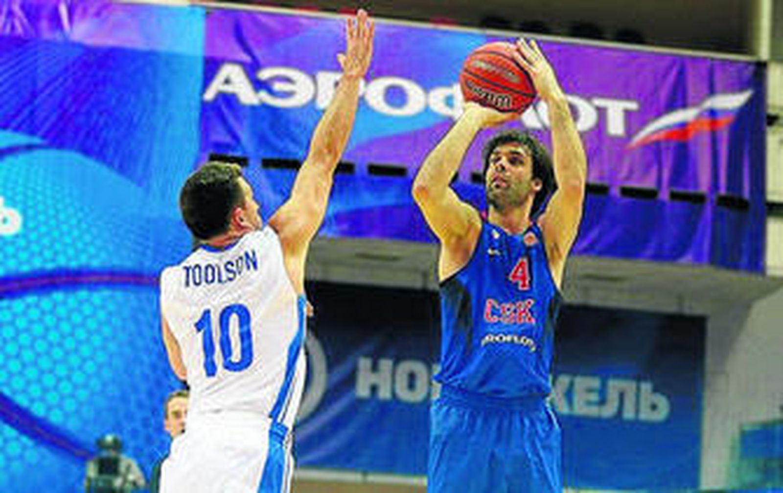 Ryan Toolson intenta obstaculizar a Teodosic.