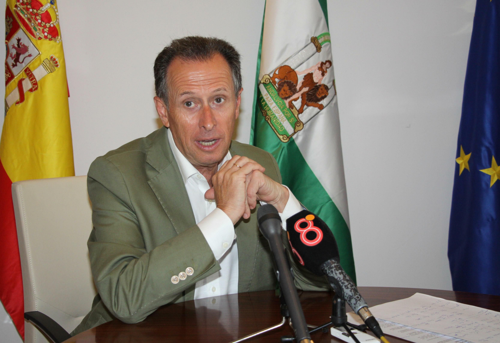 El alcalde, José María Román, durante la comparecencia en la que ha dado a conocer la composición del nuevo gobierno municipal. El alcalde, José María Román, durante la comparecencia en la que ha dado a conocer la composición del nuevo gobierno municipal.