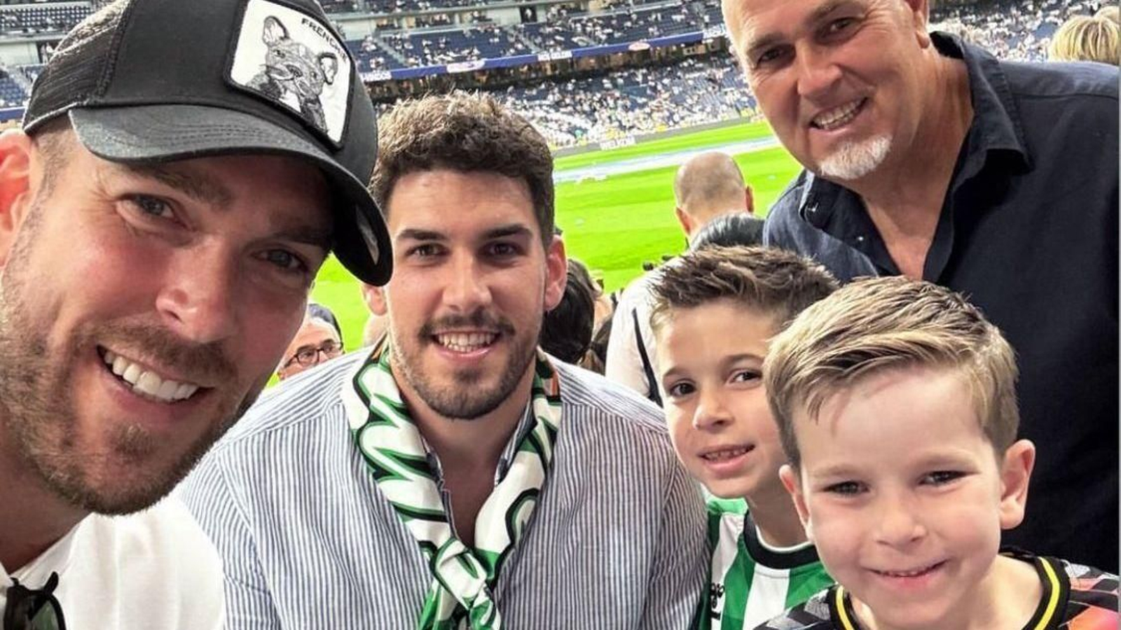 Adrián San Miguel, en el Bernabéu junto a su familia para disfrutar del Betis