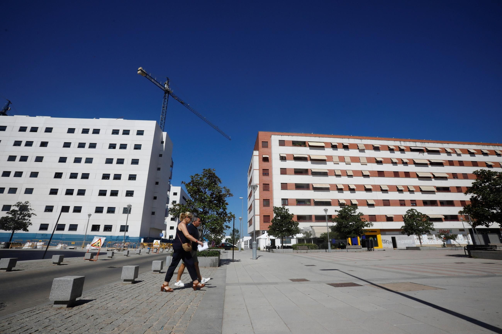 Una pareja camina por el moderno barrio de Nuevo Zoco.