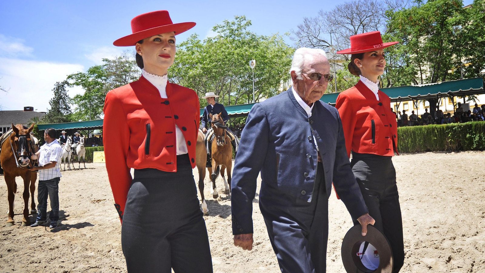 Sebastián Zambrano, con un traje de corto azul marino y con sombrero de ala ancha, en la entrega del Caballo de Oro en Sementales.