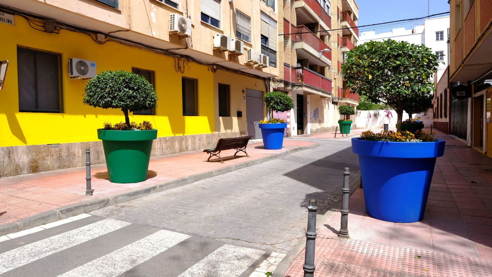 Los maceteros distribuidos en la calle Tirso de Molina.