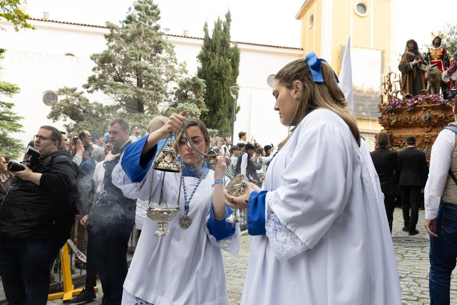 Los jiennenses se echan a la calle para presenciar la primera de las procesiones de la jornada: la Borriquilla (I)