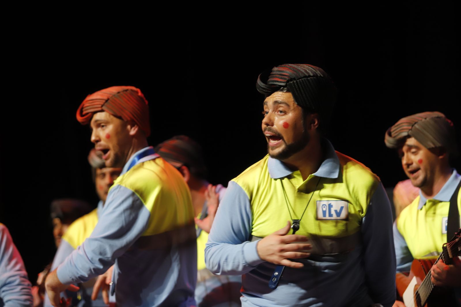 Imágenes de la actuación de la murga de Los Palacios y Villafranca Aquí no pasa ni Dios en el Carnaval Colombino