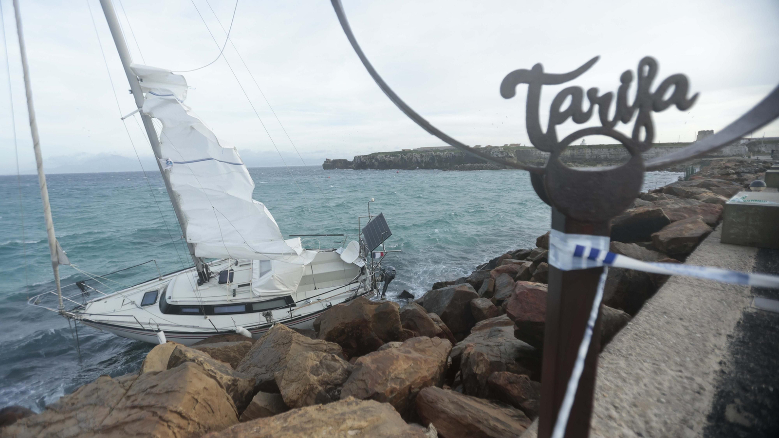 Las fotos del velero encallado en la playa chica de Tarifa