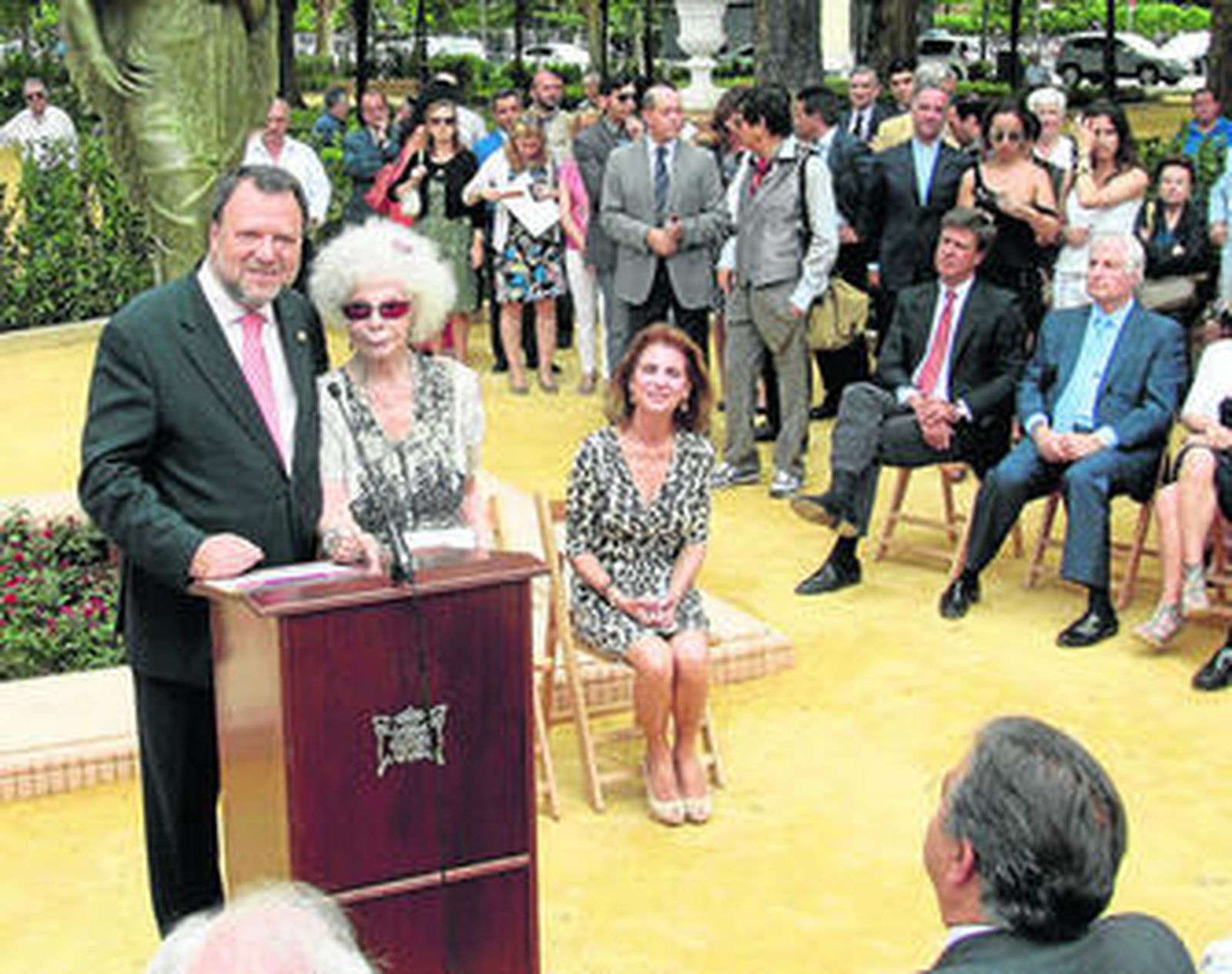 Un momento del acto de inauguración de la escultura a la duquesa de Alba.