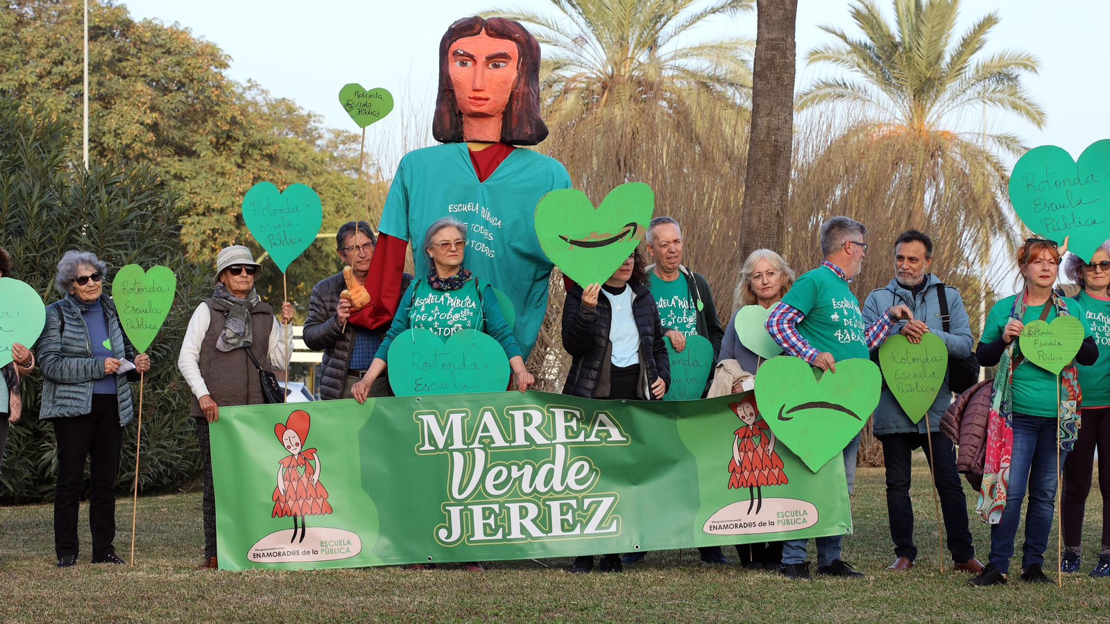 Concentración de Marea Verde Jerez para nombrar a la rotonda de la Escuela Pública en La Granja Concentración de Marea Verde Jerez para nombrar a la rotonda de la Escuela Pública en La Granja
