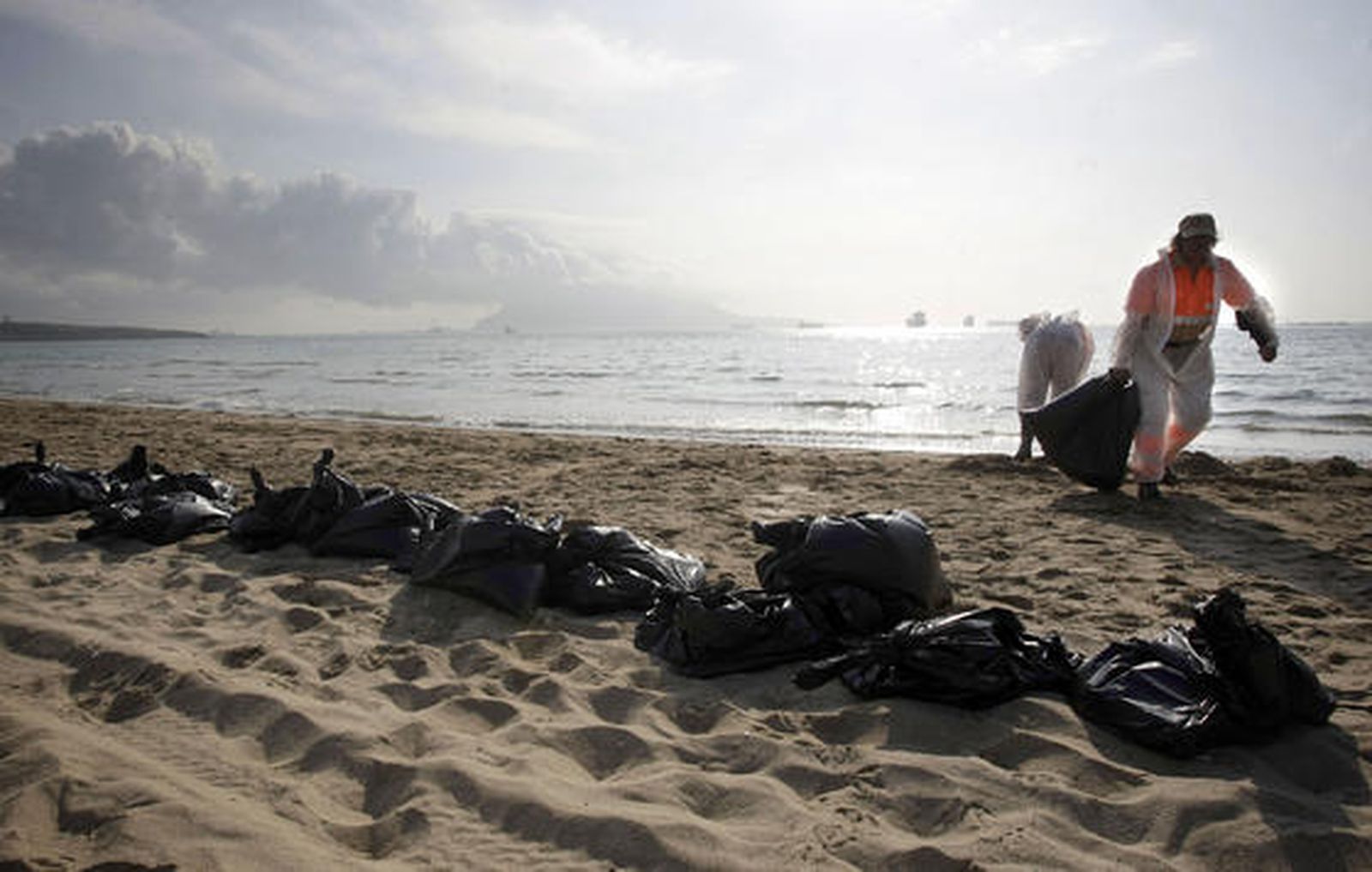 Desplegado el dispostivo de limpieza en la playa de Getares.

Foto: Erasmo Fenoy