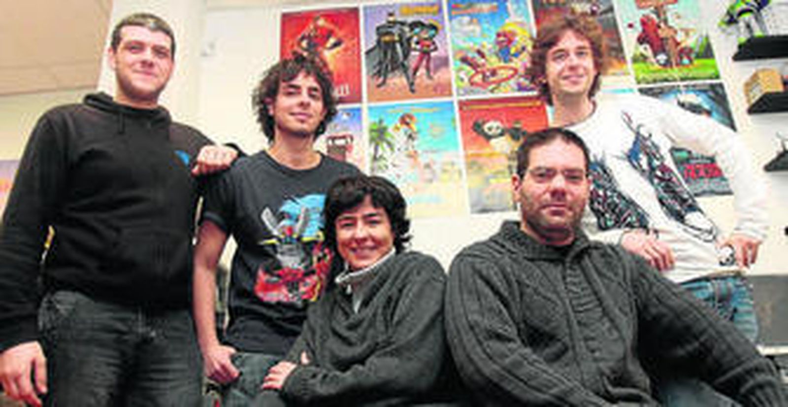 Todo el equipo de Genoma posa frente a algunos de sus trabajos: Fernando, Juan, Ana, Juanma y Samuel.