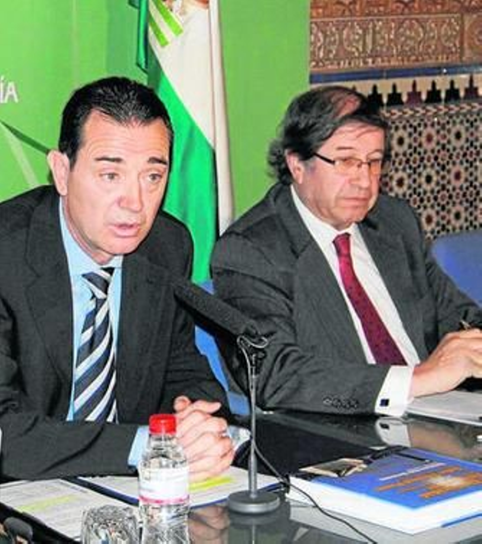 El delegado Pérez Navas junto al presidente del CTAER, Valeriano Ruiz. El delegado Pérez Navas junto al presidente del CTAER, Valeriano Ruiz.