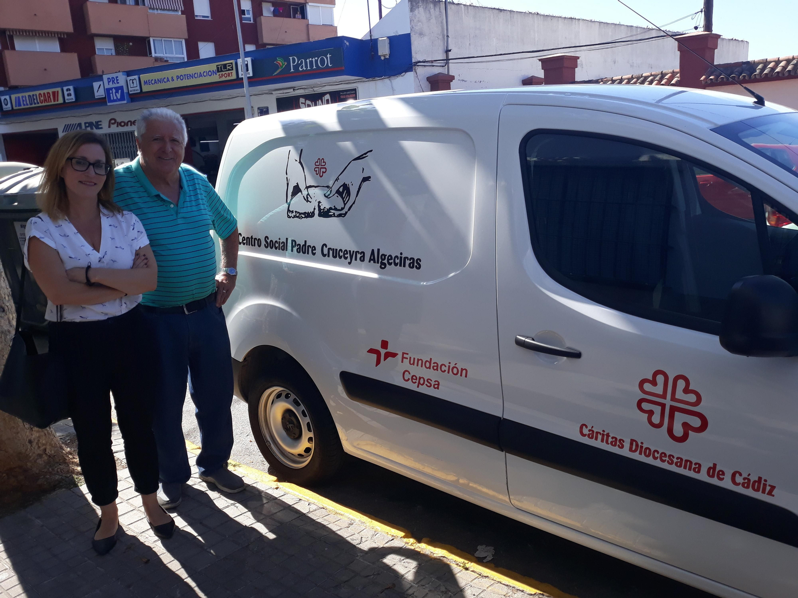 La Fundación Cepsa durante su visita al comedor social Padre Cruceyra