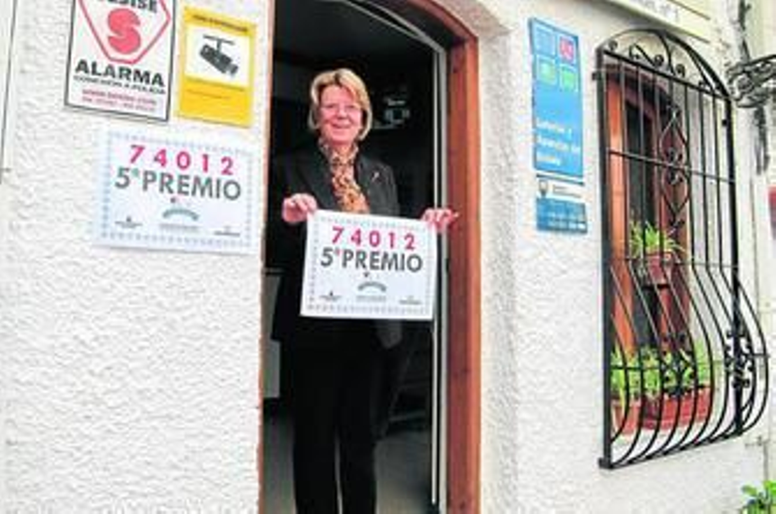 Ángeles Torres, la lotera de la Administración de Loterías número 1 de Mojácar, celebra la buena noticia para el municipio.