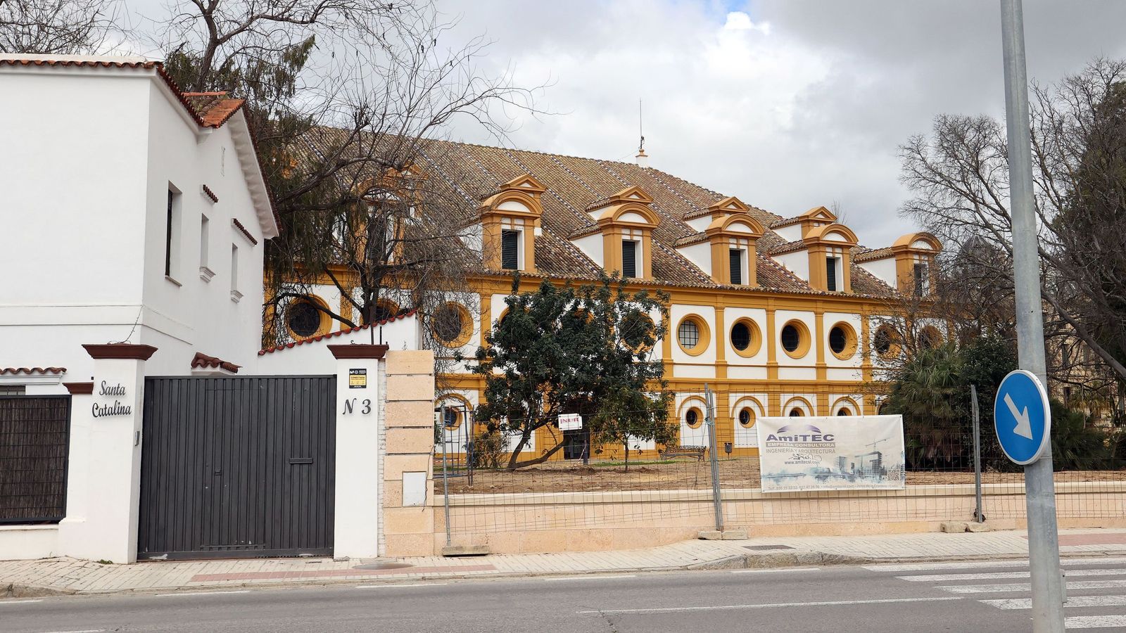 Parcela que ha sido incorporada a la Real Escuela tras demolerse una vivienda.