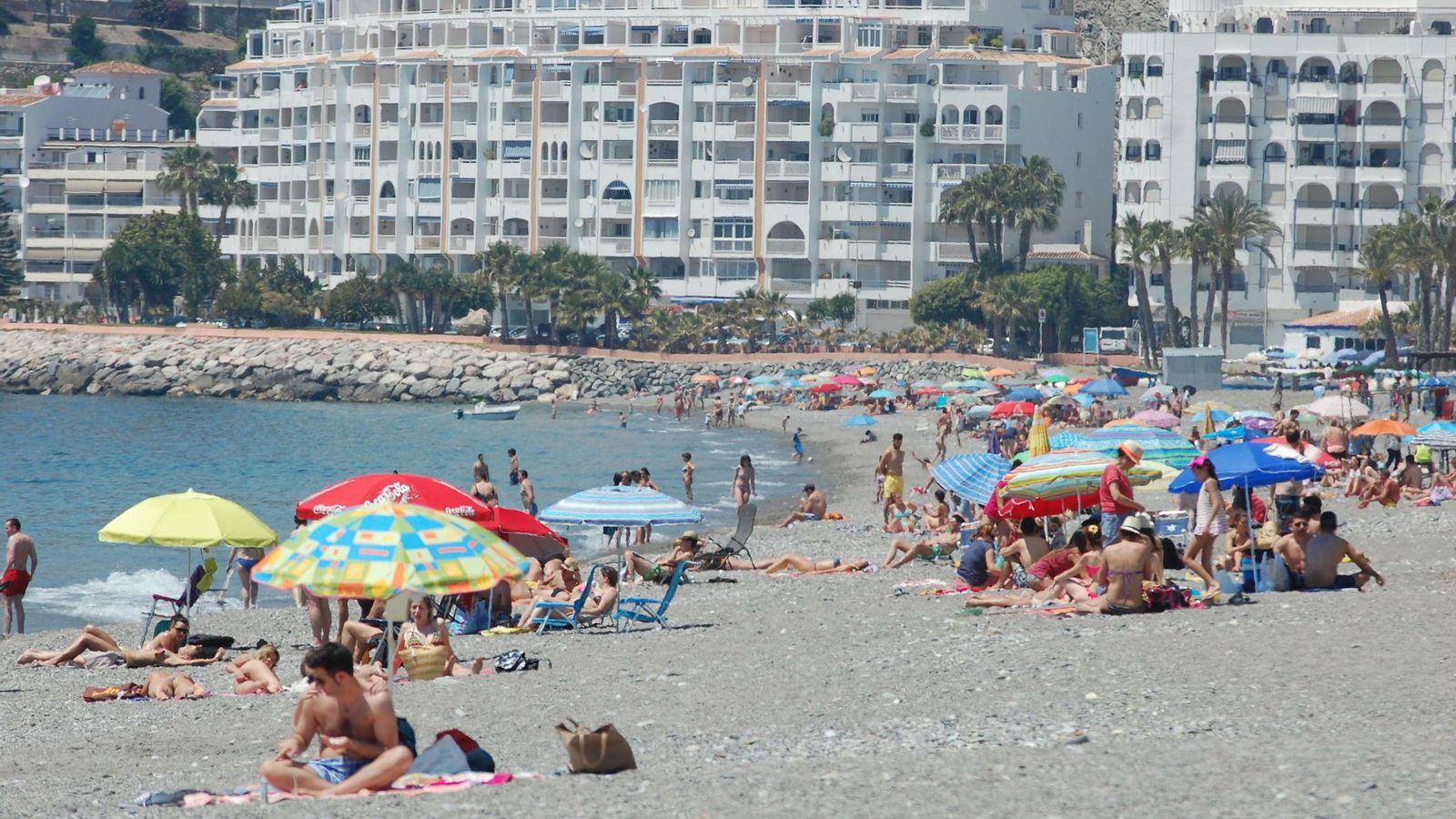 Las vacaciones costeras en Granada las predominan los turistas nacionales Las vacaciones costeras en Granada las predominan los turistas nacionales