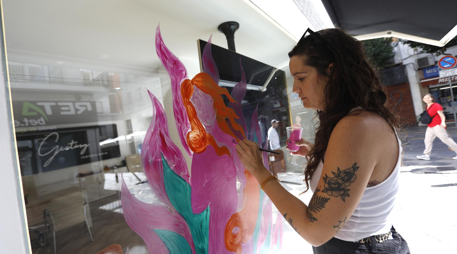 Artistas locales apelan a romper el estigma del SIDA con obras en escaparates