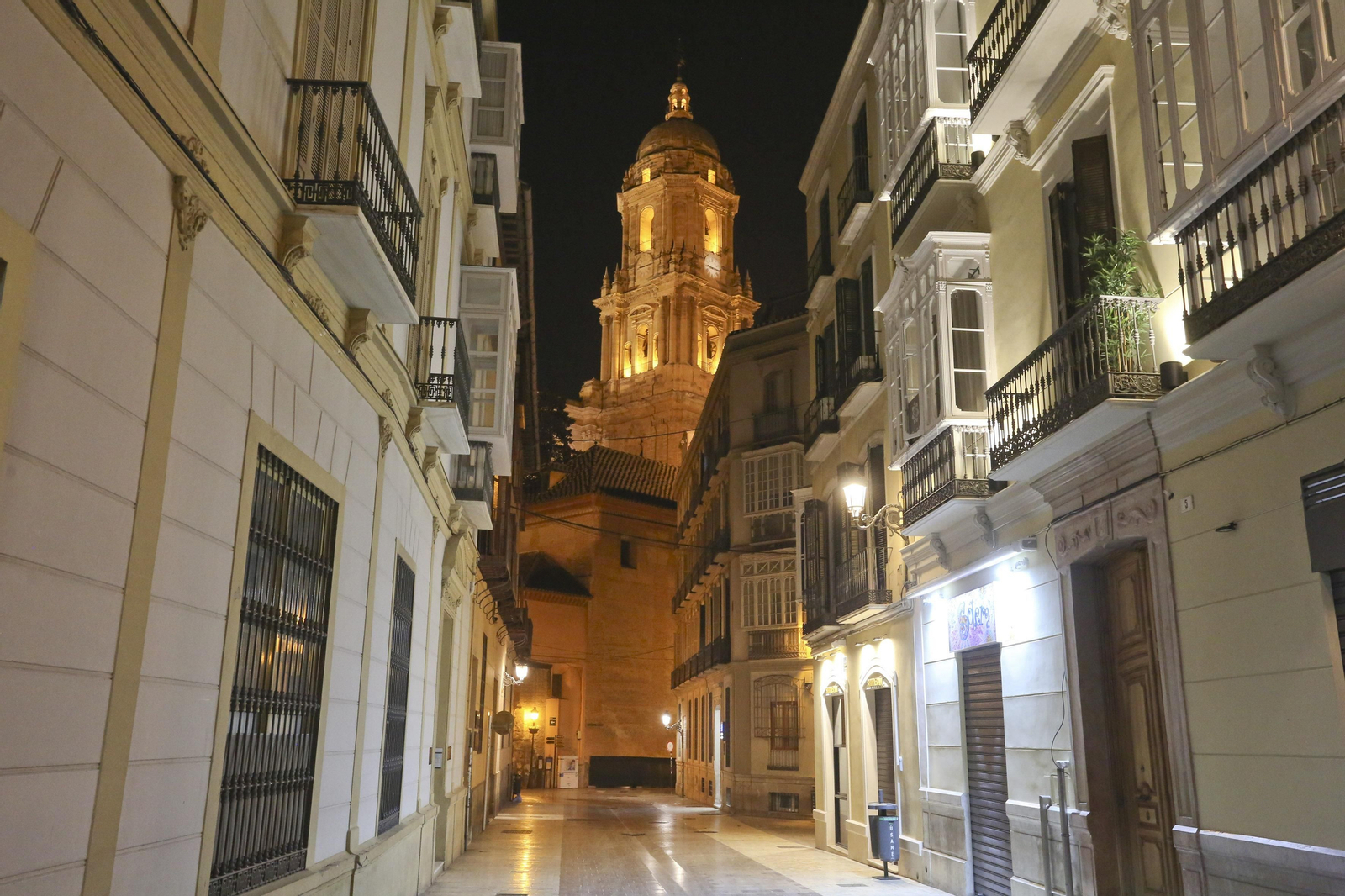 El coronavirus dibuja una noche desierta en el centro de Málaga, en fotos