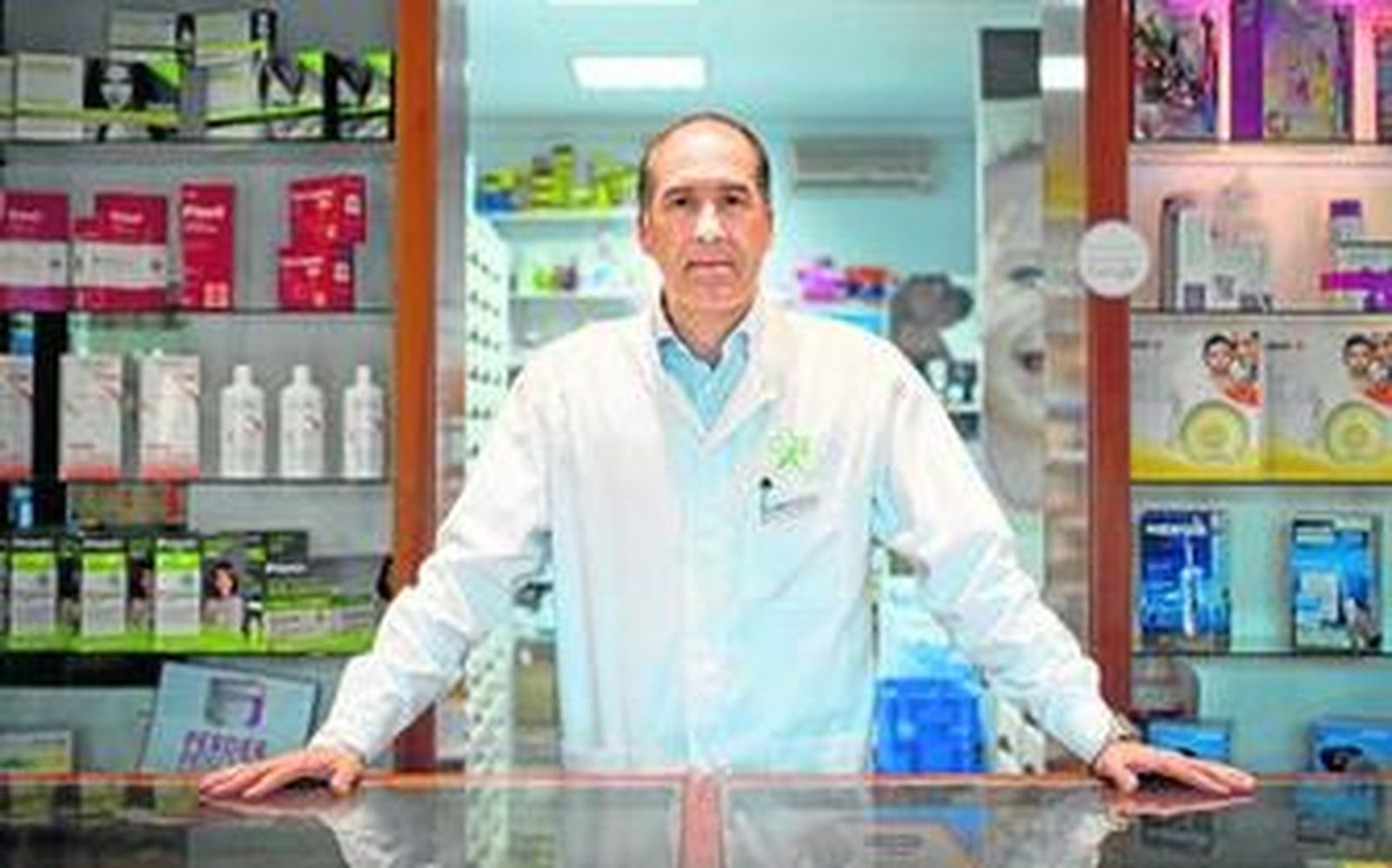 Alberto Virués, en su farmacia de la Rana Verde, en Chiclana.