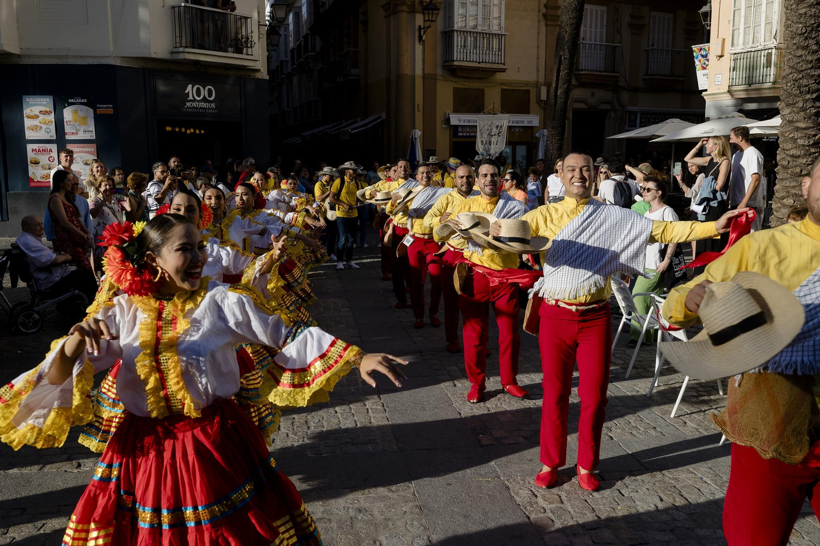 Las imágenes del desfile inaugural del XXX Festival de Folklore Ciudad de Cádiz
