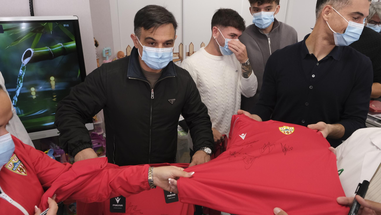 Las imágenes de la visita de los jugadores del Almería a los niños de Torrecárdenas
