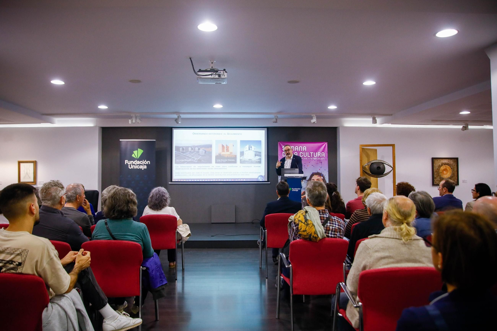 Semana de la Cultura UAL en Fundación Unicaja de Almería con Juan Luis Cano experto en defensa planetaria, en imágenes