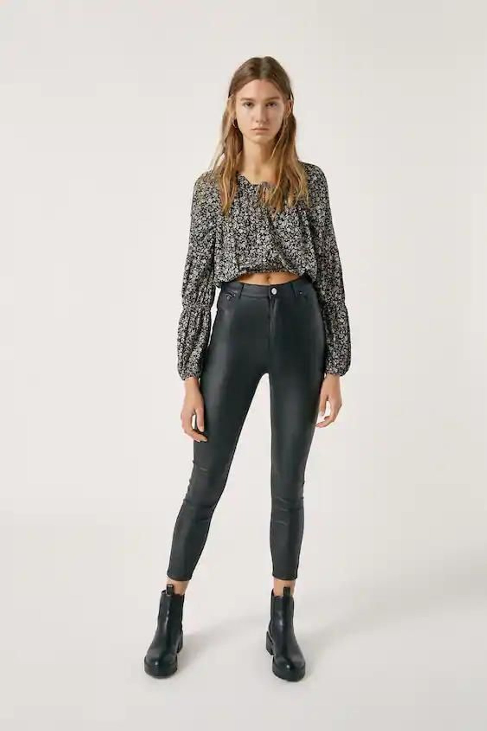 Pantalón coated de Pull&Bear. Pantalón coated de Pull&Bear.