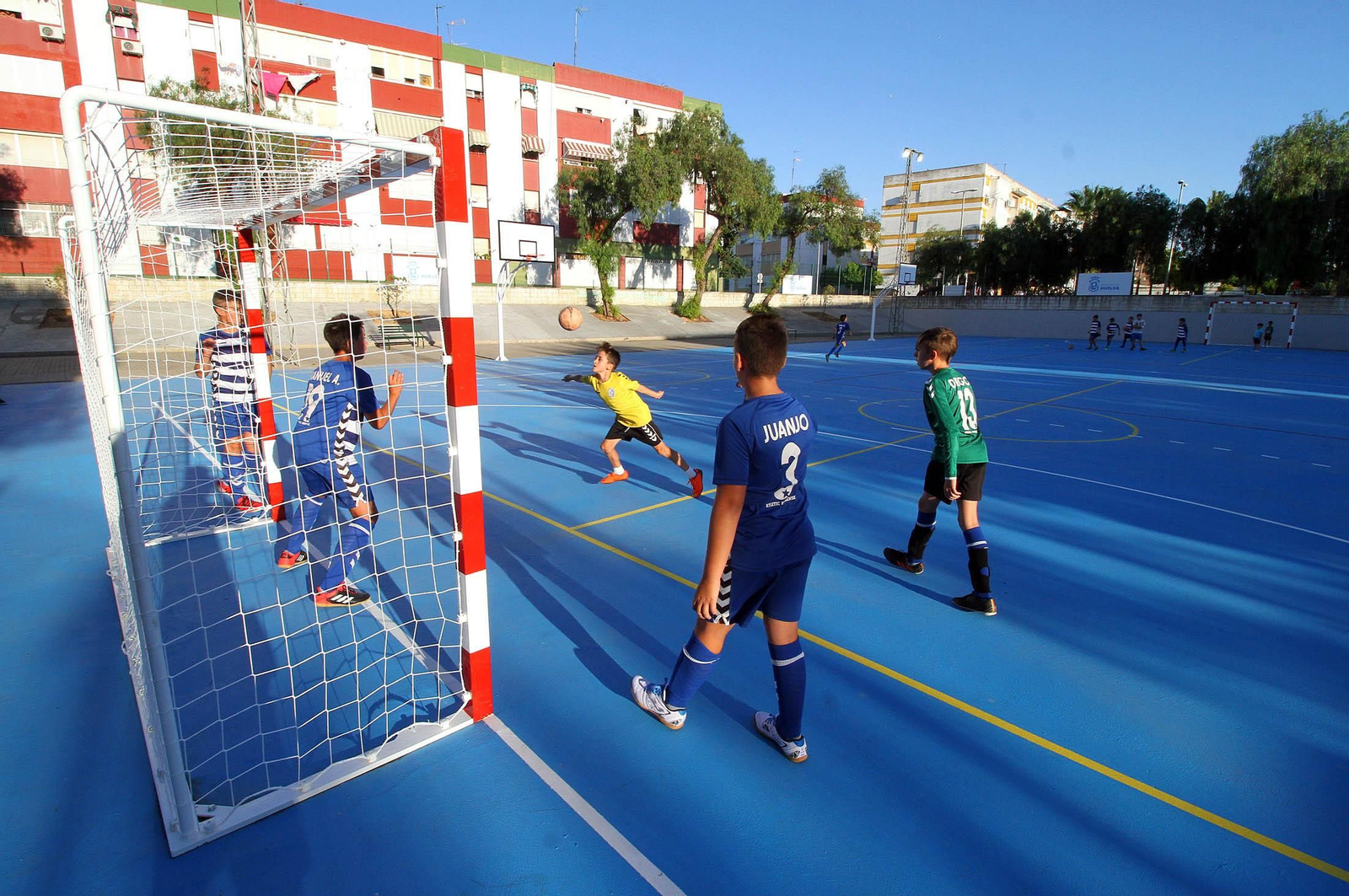 Los chavales del Atlético Onubense han sido los encargados de inaugurar las pistas recuperadas por el programa Edusi.