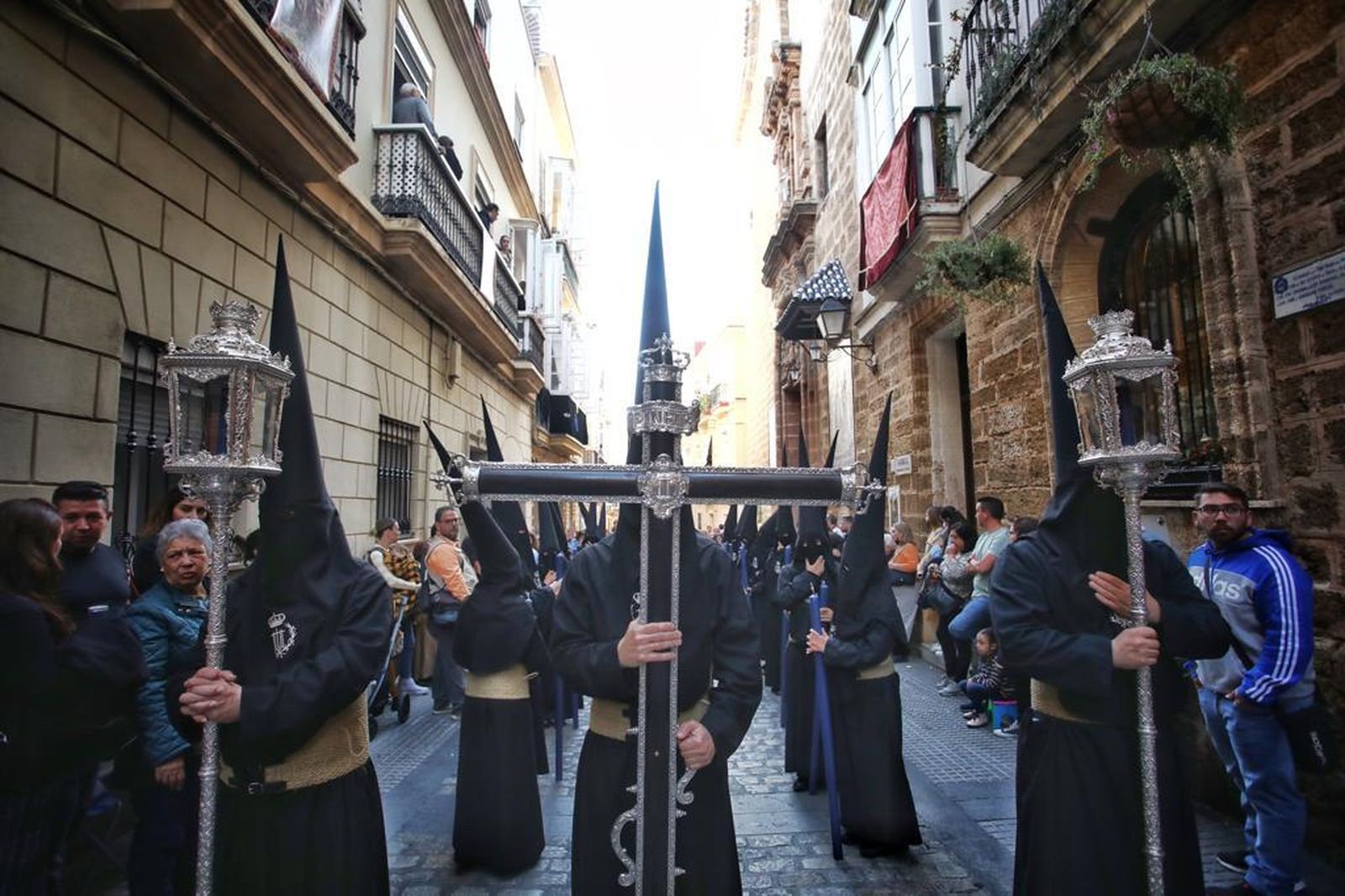 Las imágenes de la cofradía del Descendimiento en la Semana Santa de Cádiz 2022