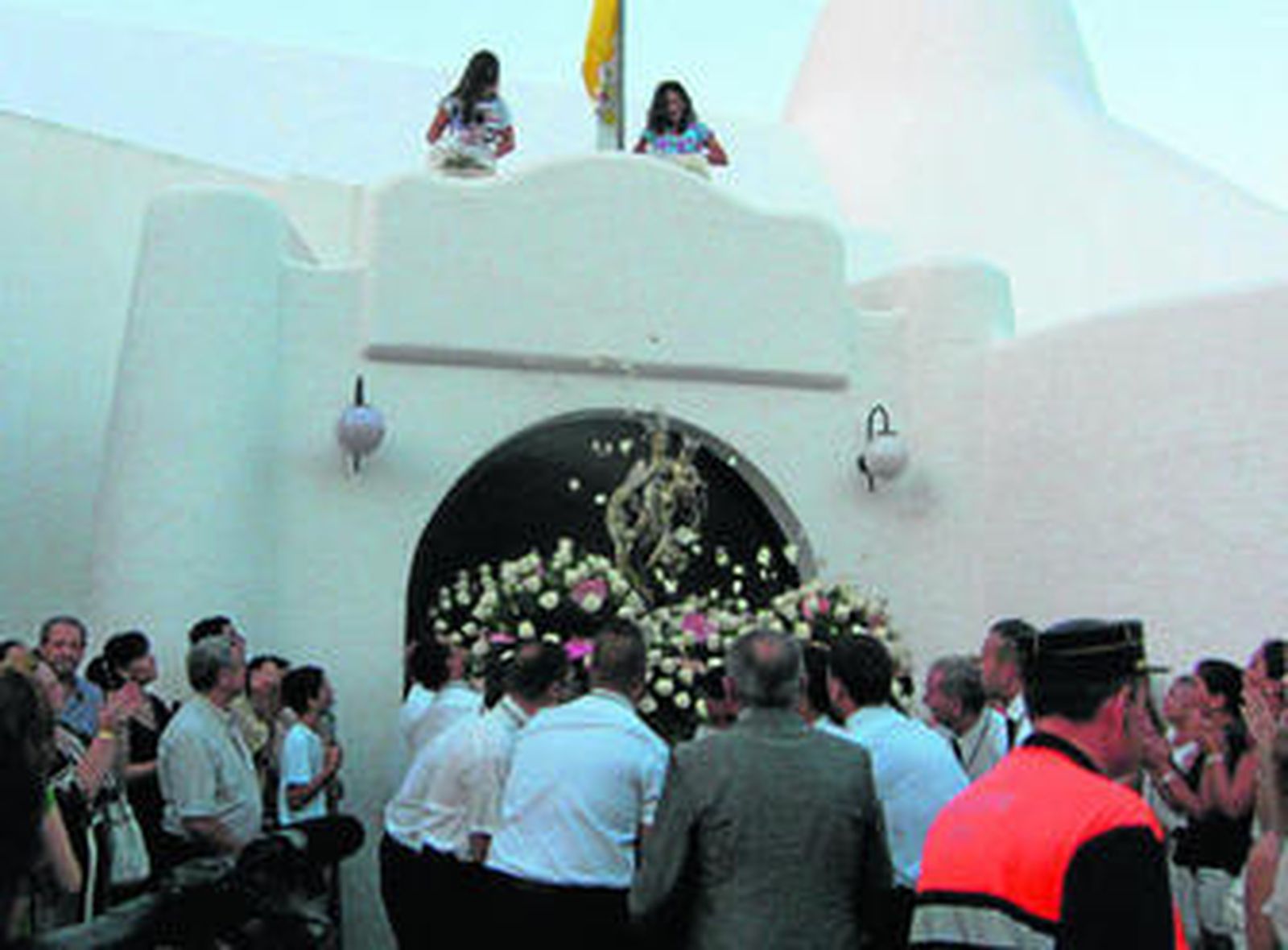 La Patrona, a la salida del templo.