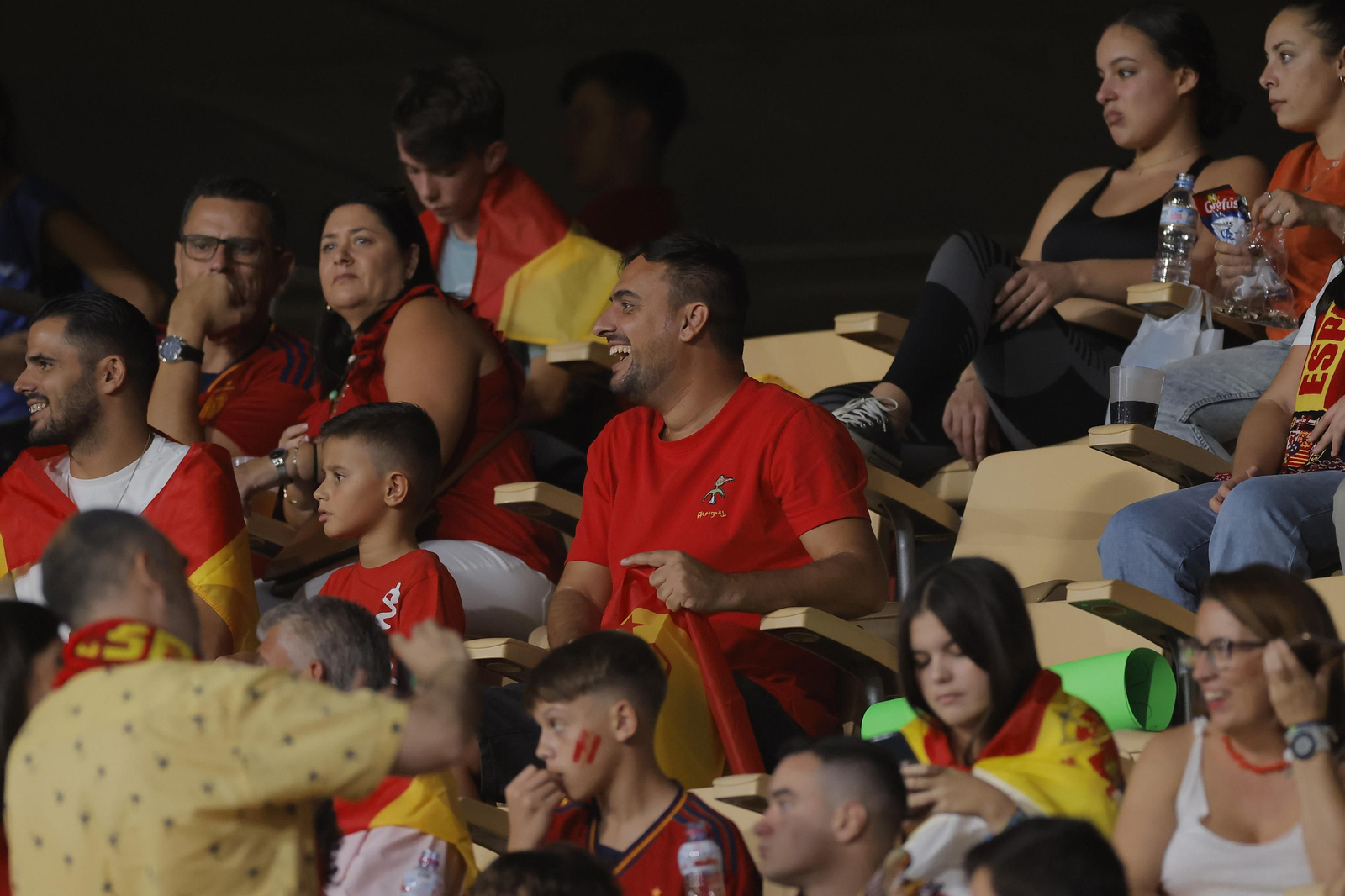 Búscate en las fotos del España-Escocia