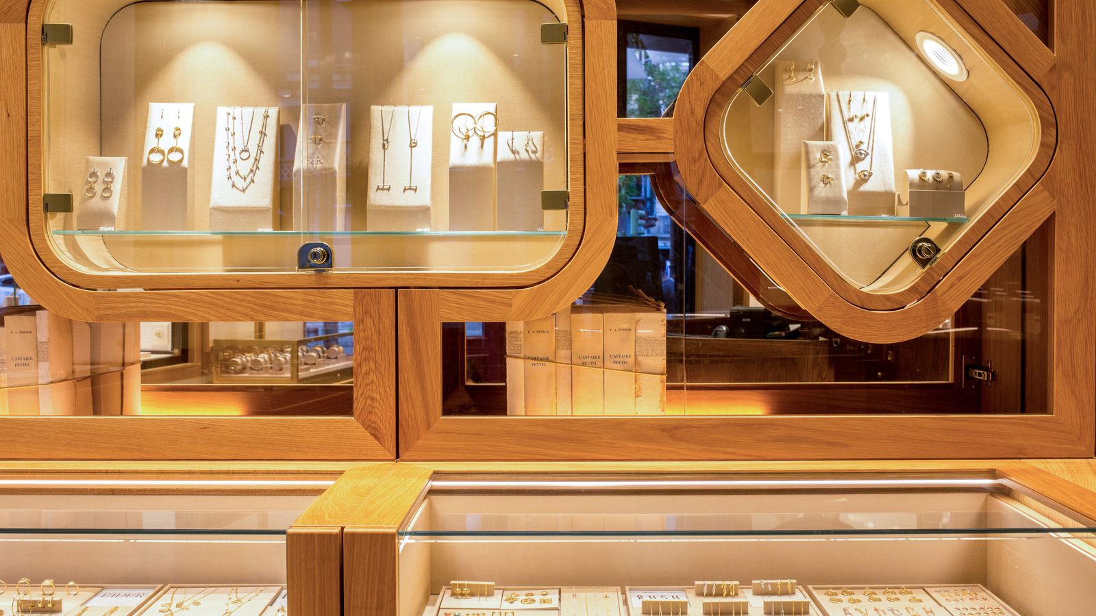 Imagen interior de la tienda con especial detalle a los escaparates./ ARISTOCRAZY