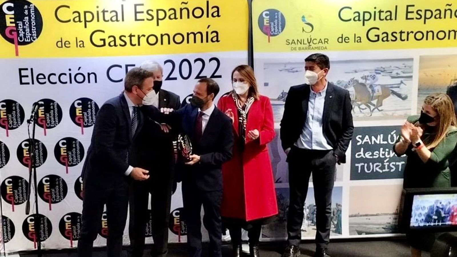El alcalde de Sanlúcar, Víctor Mora, recoge el reconocimiento de la localidad como Capital Española de la Gastronomía