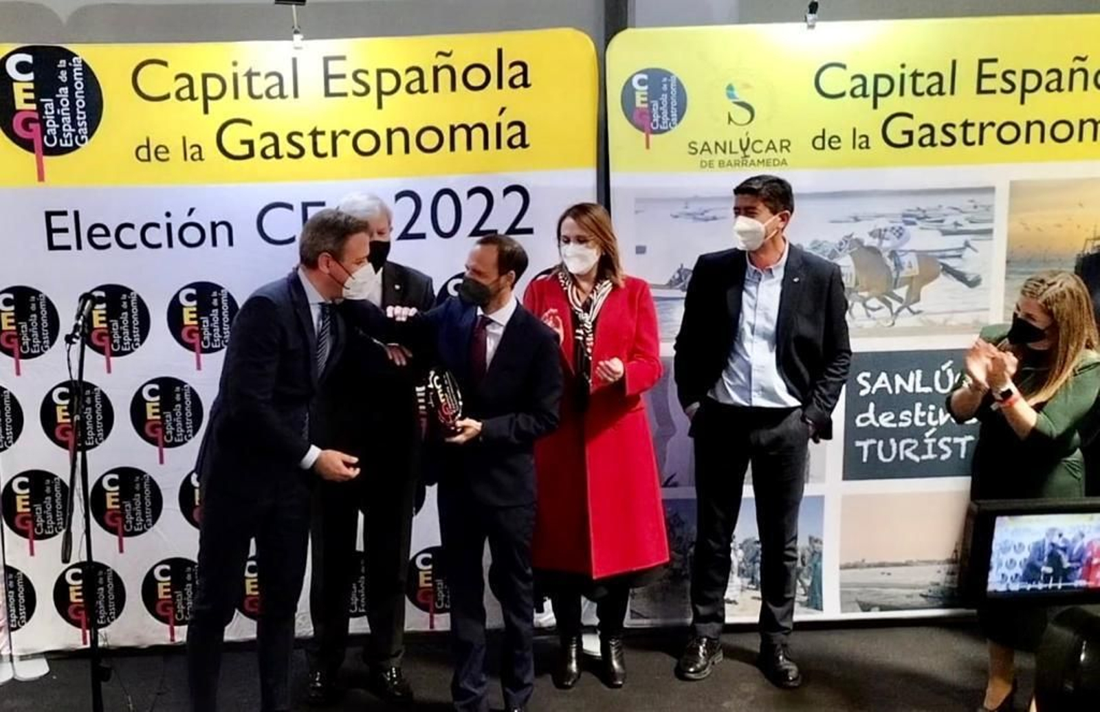 El alcalde de Sanlúcar, Víctor Mora, recoge el reconocimiento de la localidad como Capital Española de la Gastronomía