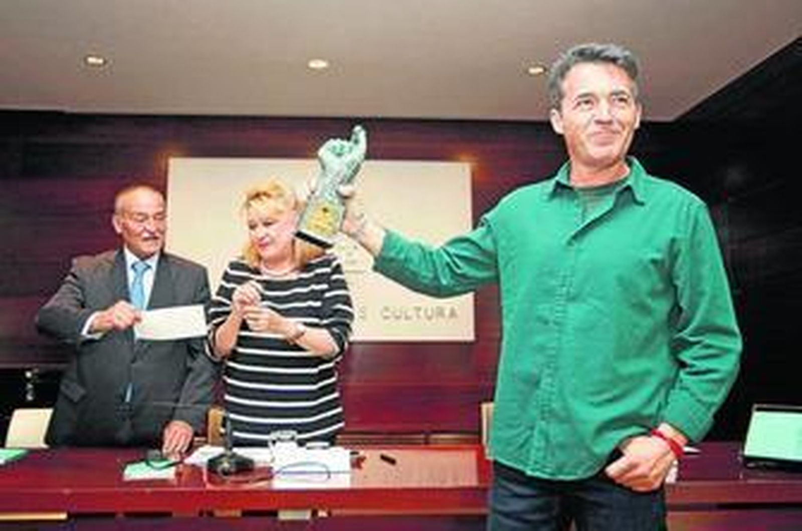 El pintor, escritor y catedrático valenciano, al recoger el galardón ayer en el CUC.