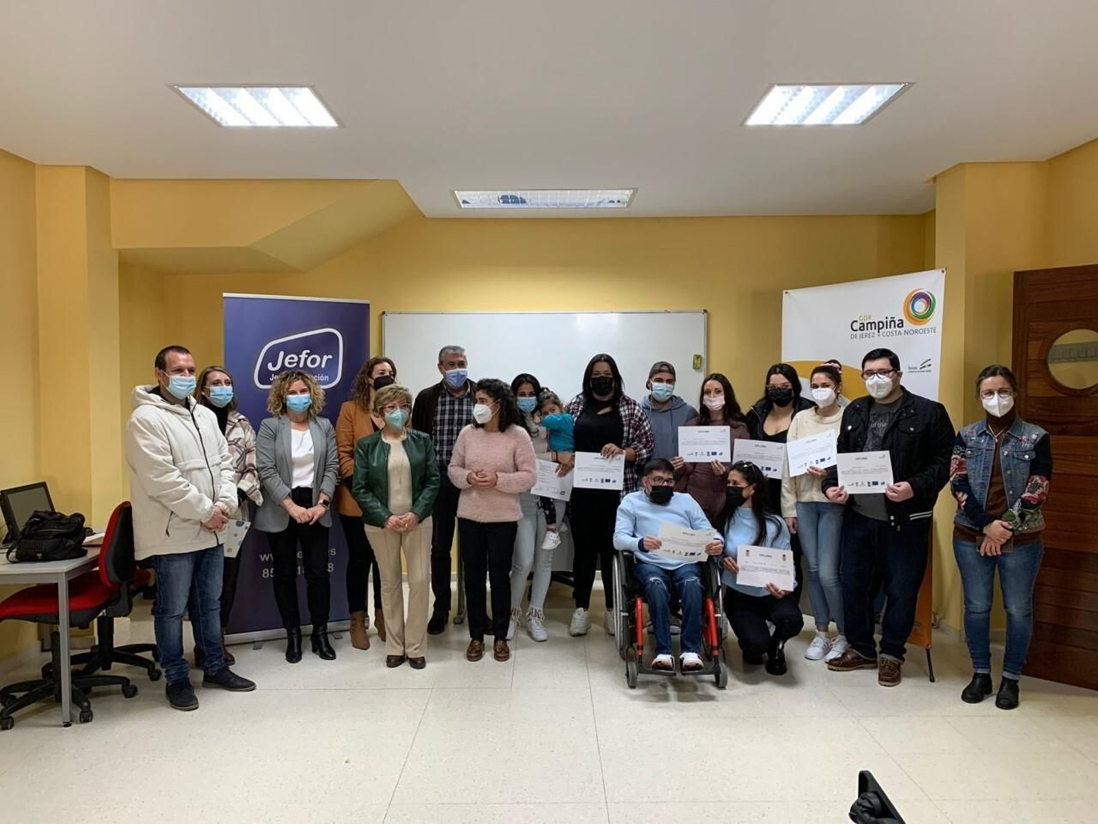 Foto de familia tras la entrega de los diplomas Foto de familia tras la entrega de los diplomas