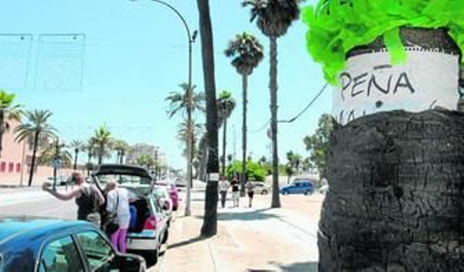 Imagen de un cartel arrancado ayer en la avenida del Ejército, tras la retirada de los enseres.