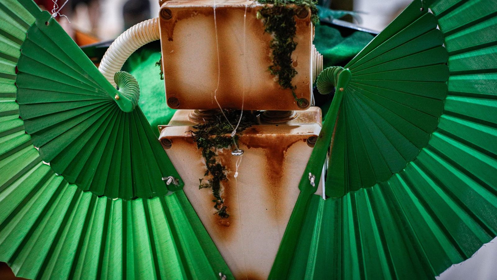 Las alas de 'Los cagones', con una caja eléctrica y abanicos perigón