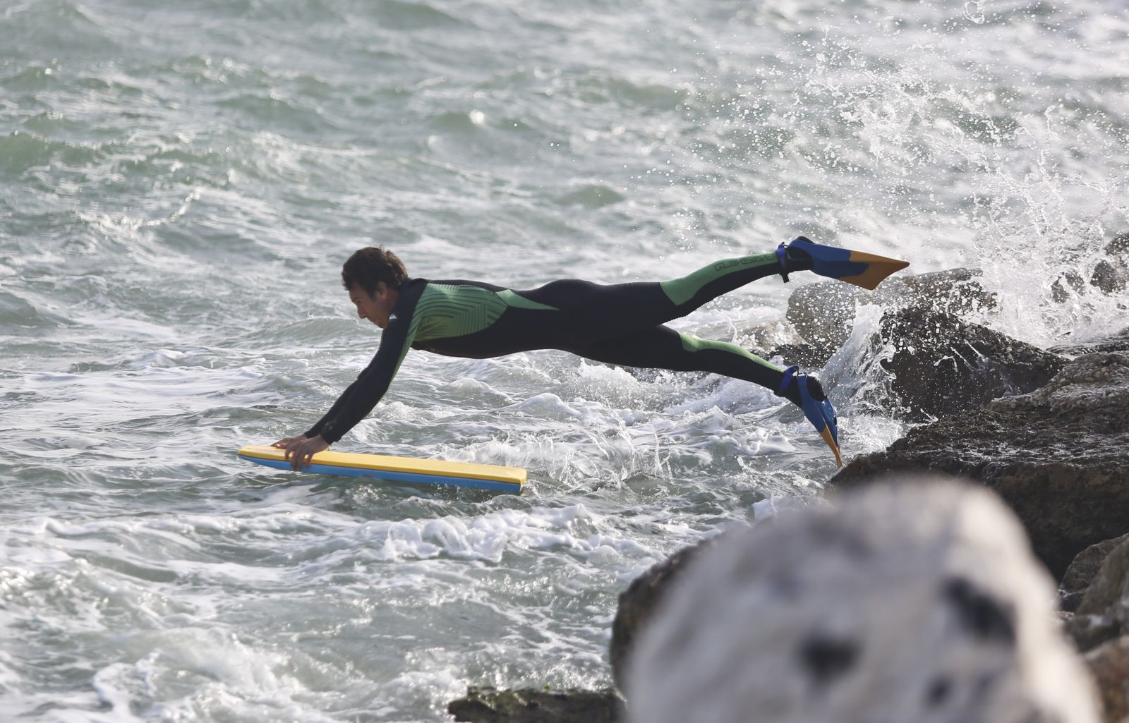 Viento, olas y surfistas para iniciar el fin de semana